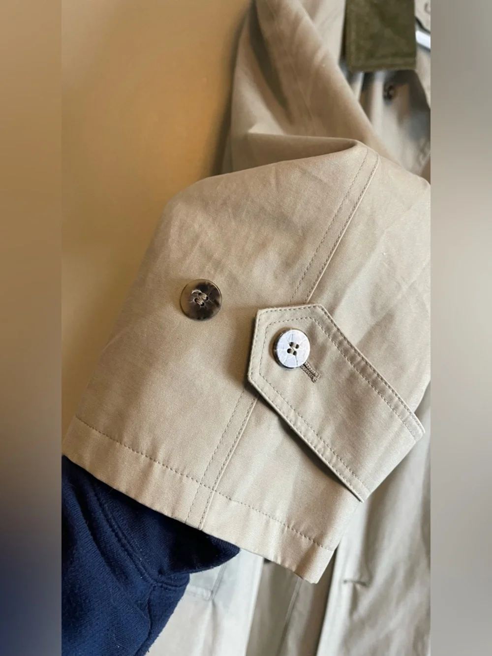 Classic Beige Trench Coat with Contrast Collar - Picture 4 of 11